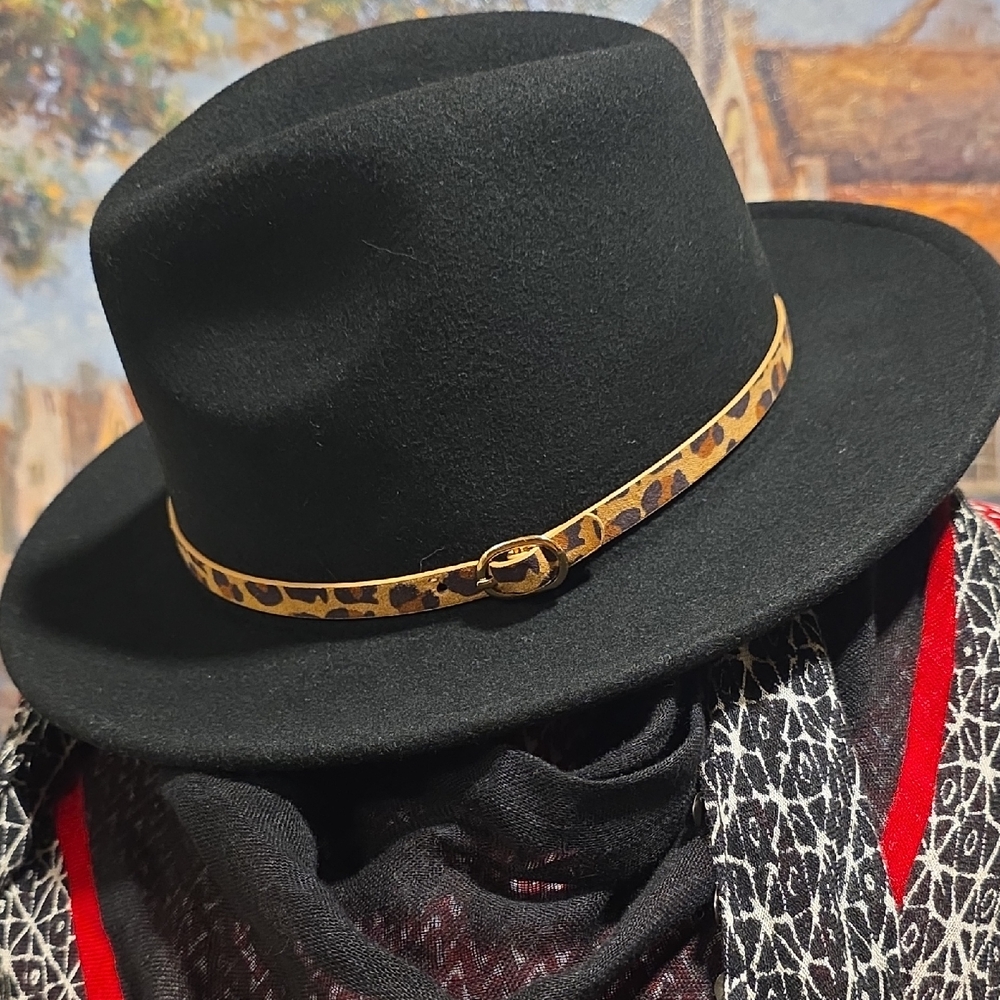 Chic Black Hat with Leopard Print Band